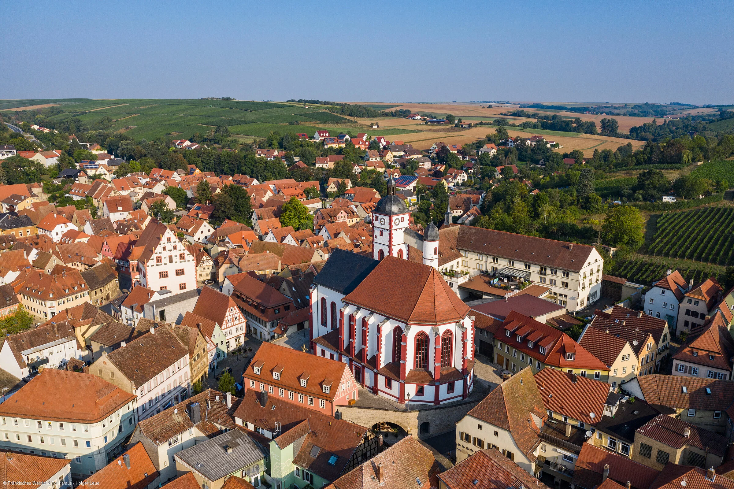 Dettelbach aus der Vogelperspektive (Dettelbach/Fränkisches Weinland)