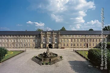 Neues Schloss, Fassade mit Vorplatz und Markgrafenbrunnen, Bayreuth