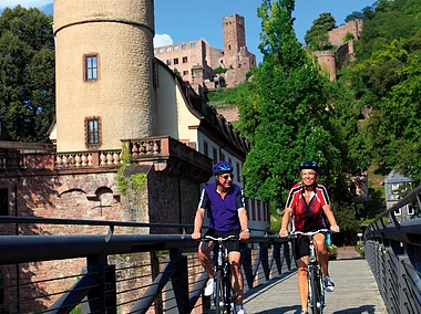 Radfahrer auf der Tauberbruecke vor dem Rathaus (Wertheim/Liebliches Taubertal)