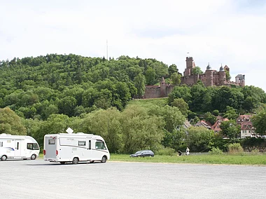 Wohnmobilstellplatz Kreuzwertheim mit Blick auf die Burg Wertheim